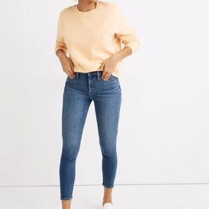 Curvy High-Rise Skinny Crop Jeans in Dalstrom Wash